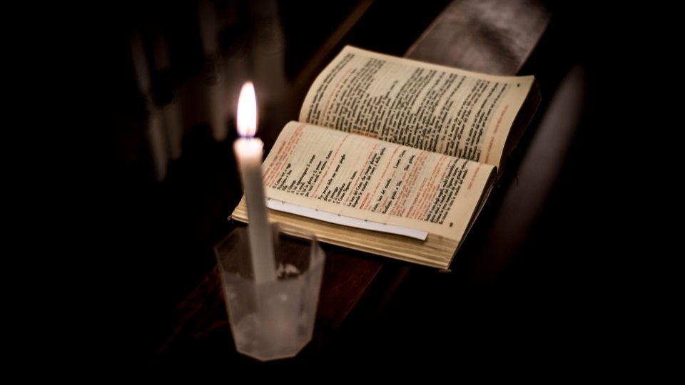 Biblija i svijeća za molitvu protiv uroka