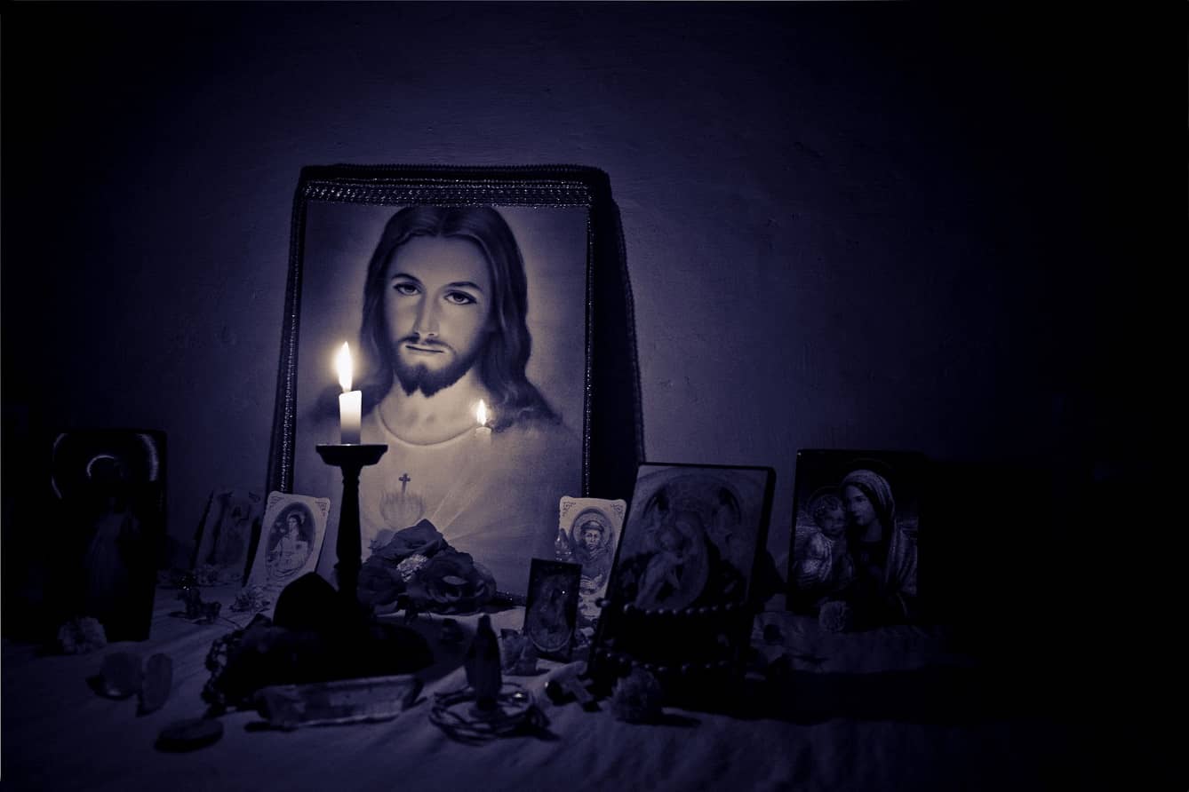 Isusova slika i svijeće u mraku