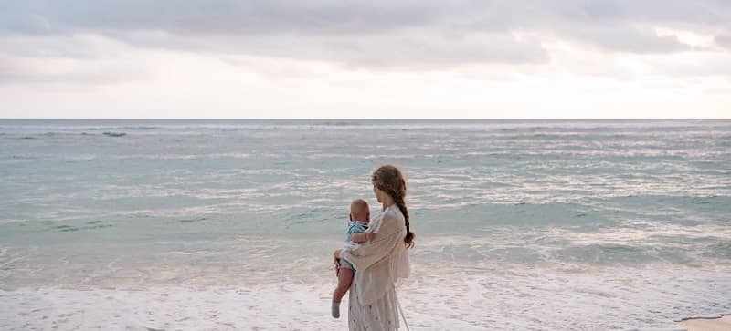 Majka i dijete gledaju u more