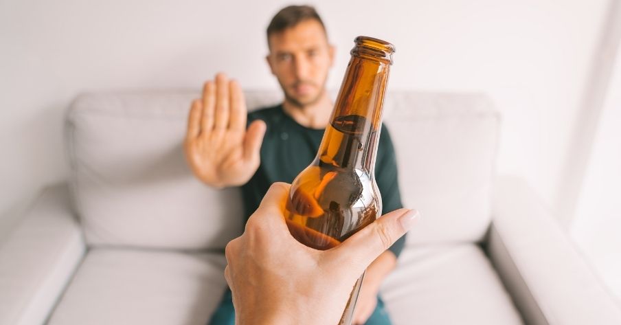 Osoba odbija alkohol